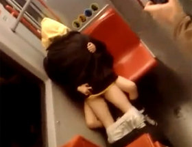Un couple fait l’amour dans le métro devant les passagers