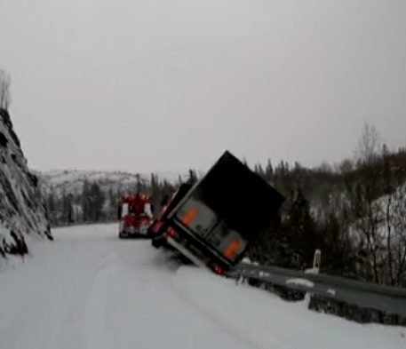 Un dépanneur de camion frôle la mort en Norvège
