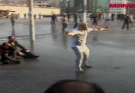 Un manifestant se prend un jet à eau dans le visage
