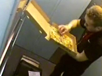 Le livreur mange les pizzas de ses clients