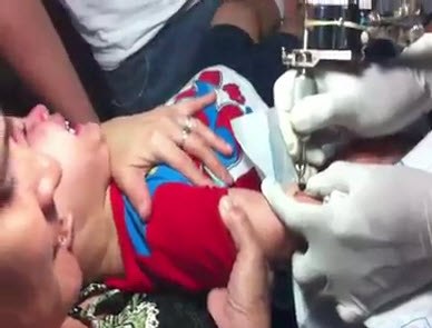 Une mère indigne fait tatouer son bébé