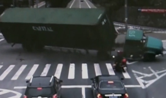 Un scooter échappe de se faire écraser par un camion