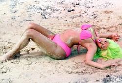 Nicki Minaj en maillot de bain et perruque verte