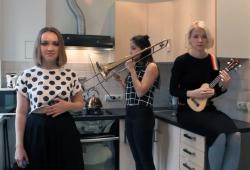 Trois russes reprennent une chanson des Red Hot Chili Peppers