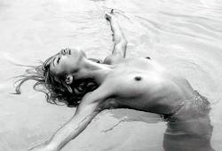 Candice Swanepoel pose nue dans le magazine Vogue Espagne