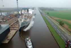 La mise à l'eau d'un cargo impressionnante aux Pays-Bas
