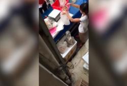 Une poissonnière chinoise surprise en train d'arnaquer ses clients