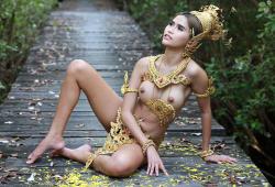 Un mannequin nu portant des accessoires thaïlandais poursuivi en justice