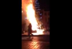 Des jeunes font brûler un sapin de Noël dans la banlieue de Bruxelles