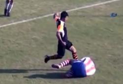 Un joueur de football turc frappe un joueur au sol en plein visage