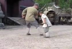 Jackie Chan apprend le kung-fu shaolin auprès d'un enfant