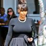 Kim Kardashian affiche ses rondeurs en robe noire