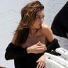Oops, Miranda Kerr laisse échapper ses seins