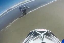 Faire de la motocross sur la plage est une mauvaise idée