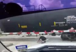 Un fou passe sous un train en marche