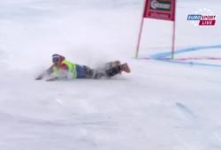 Un pisteur tombe et glisse sur une piste de ski