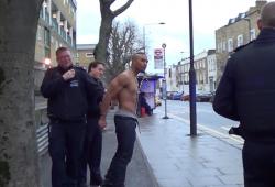 Un homme s'urine dessus alors qu'il se fait arrêter par la police