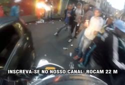 Un policier n’hésite pas à poursuivre un motard dans une favela