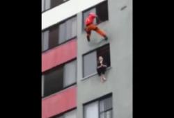 Un pompier évite un suicide en donnant un coup de pieds