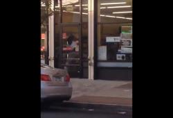 Un voleur enfermé dans un magasin, casse la vitrine pour s'enfuir