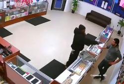 Le propriétaire d'un magasin se bat avec un voleur armé